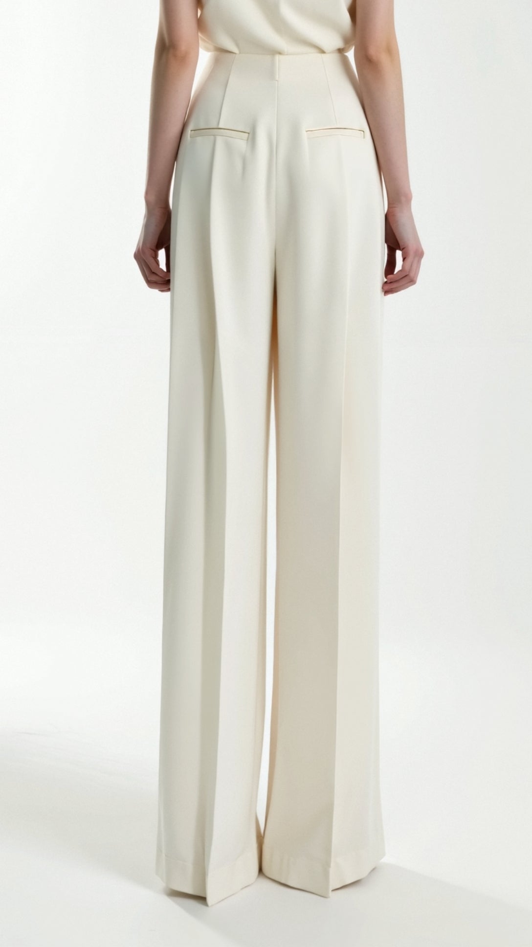 Plisse Iris Pants for an Elegant and Sophisticated Style