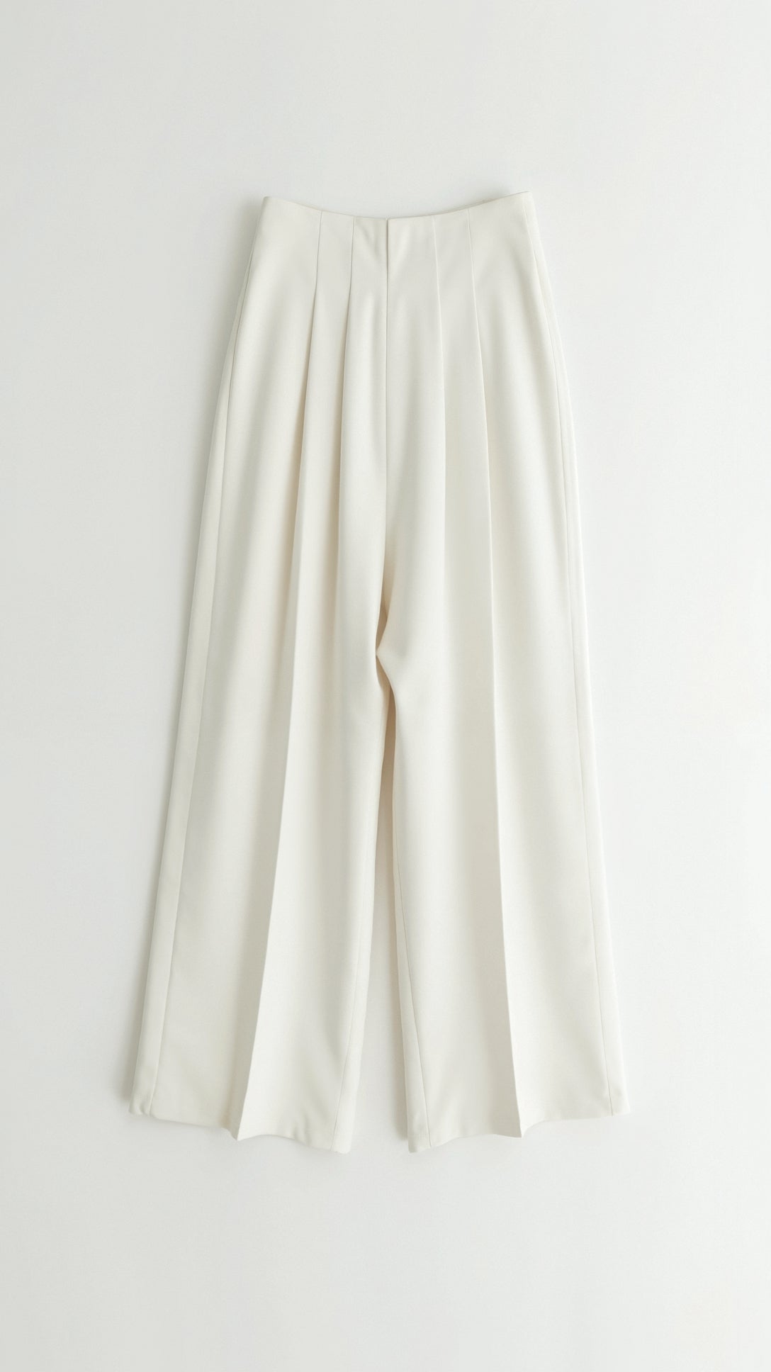 Plisse Iris Pants for an Elegant and Sophisticated Style