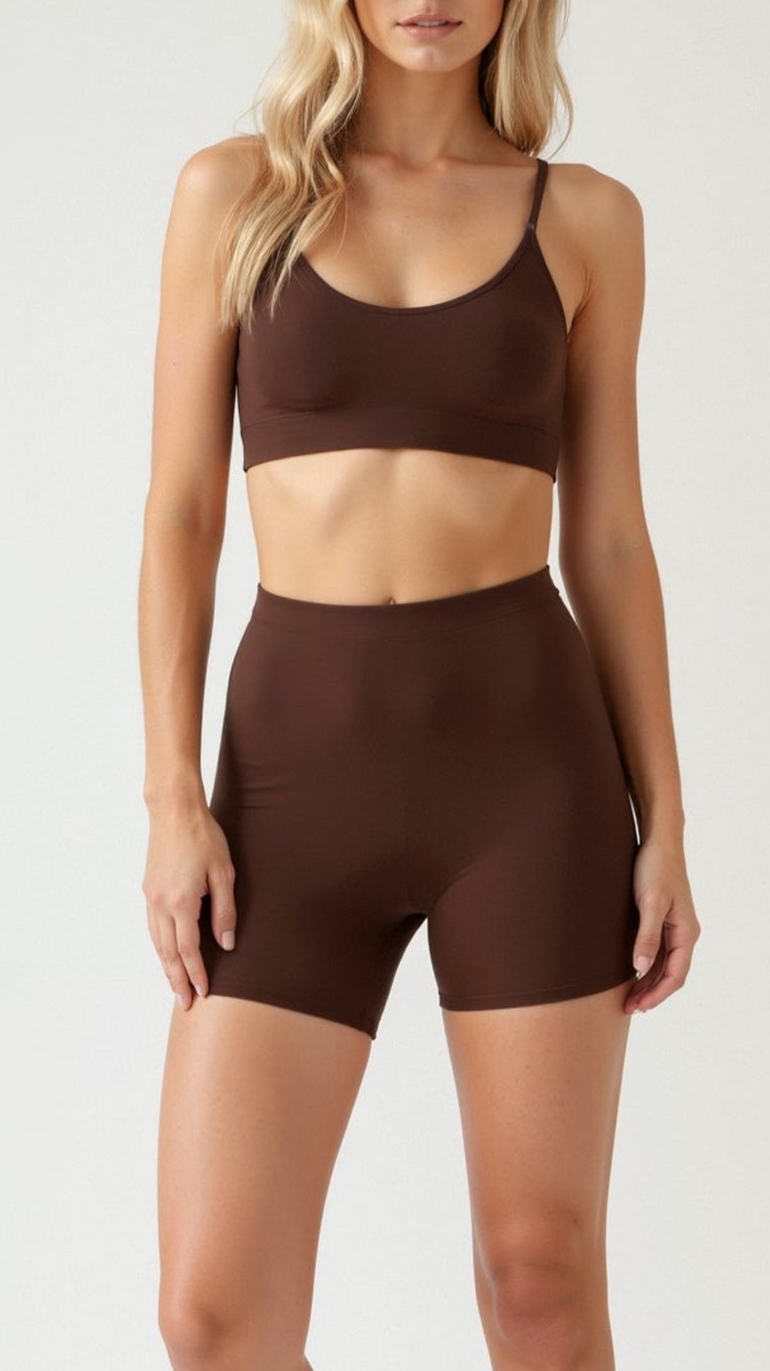 Mid-length seamless shorts for a perfect fit
