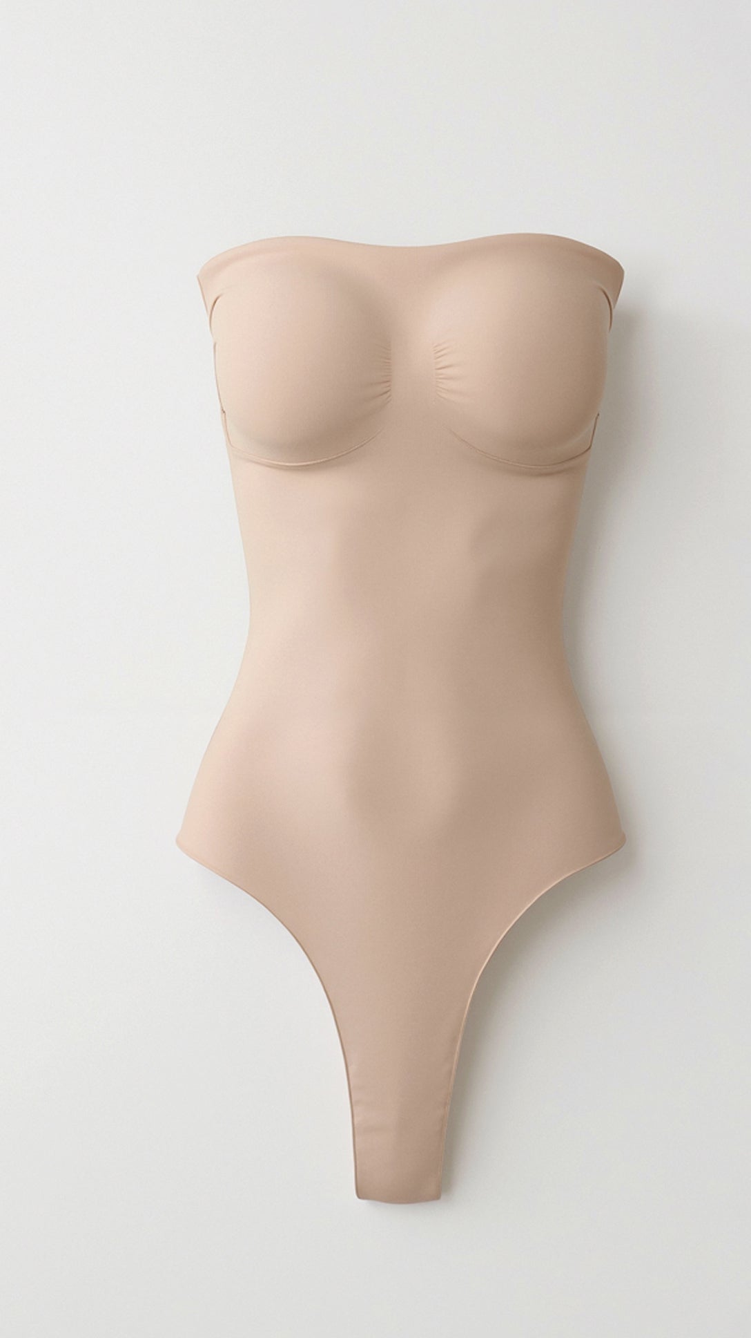 Seamless and strapless lace body for a perfect fit